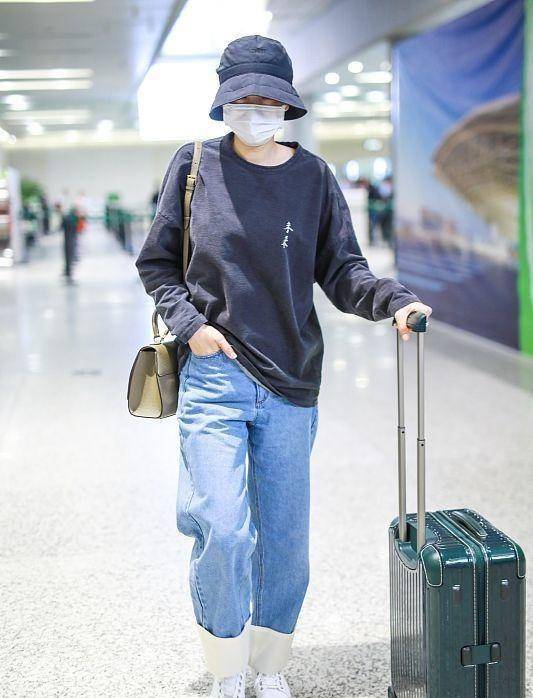 小姑娘|宋佳虽然年已四十,但穿卫衣牛仔裤跟小姑娘没两样,太有活力了