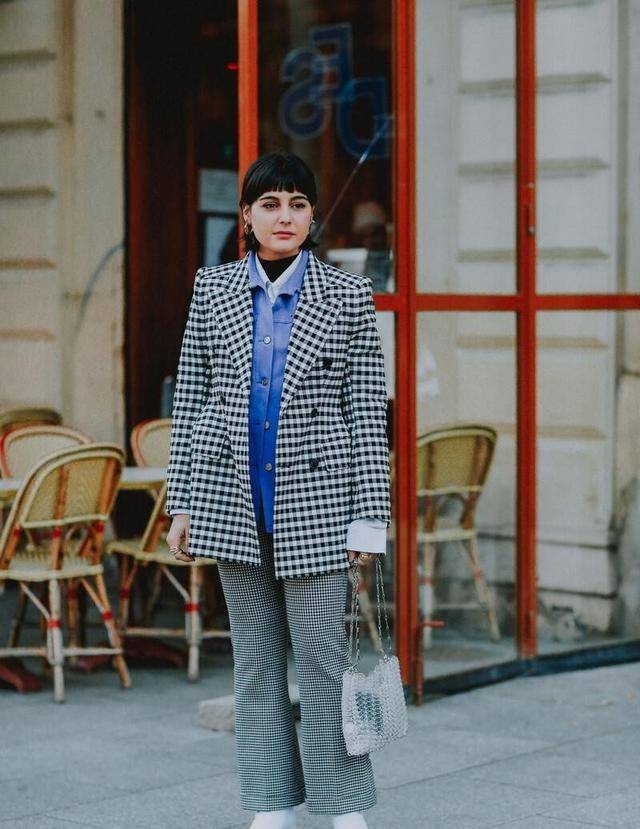 老有|格纹的时尚风又吹回来了，知性优雅的格纹裤值得一试，老有气质了