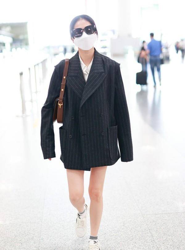 西装|白鹿的脸也太小了，戴普通规格的口罩还有缝，真让人羡慕