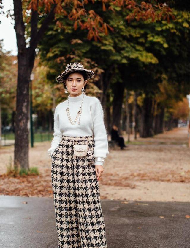 老有|格纹的时尚风又吹回来了，知性优雅的格纹裤值得一试，老有气质了