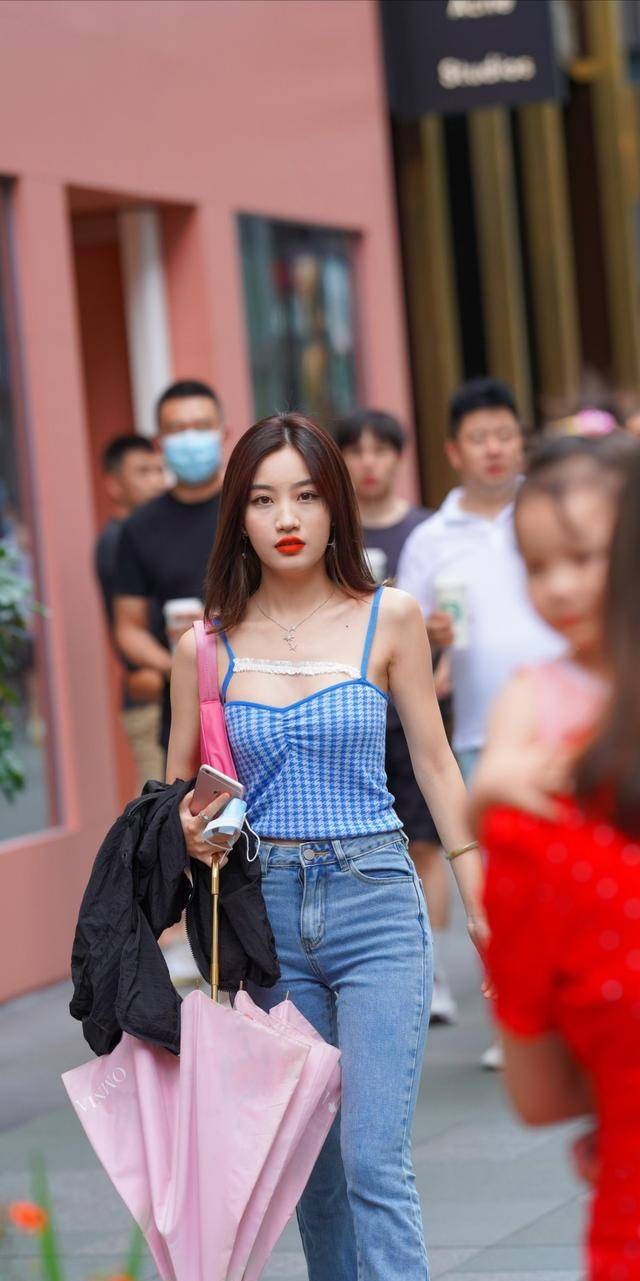 布条|蓝色格纹吊带搭配毛边牛仔裤，时尚修身还显白，打造温柔甜美形象