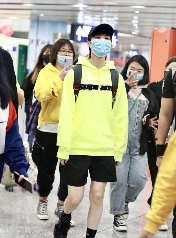 黑色|李宇春的175身高真不白给，穿长大衣飘逸又帅气，气场太强了