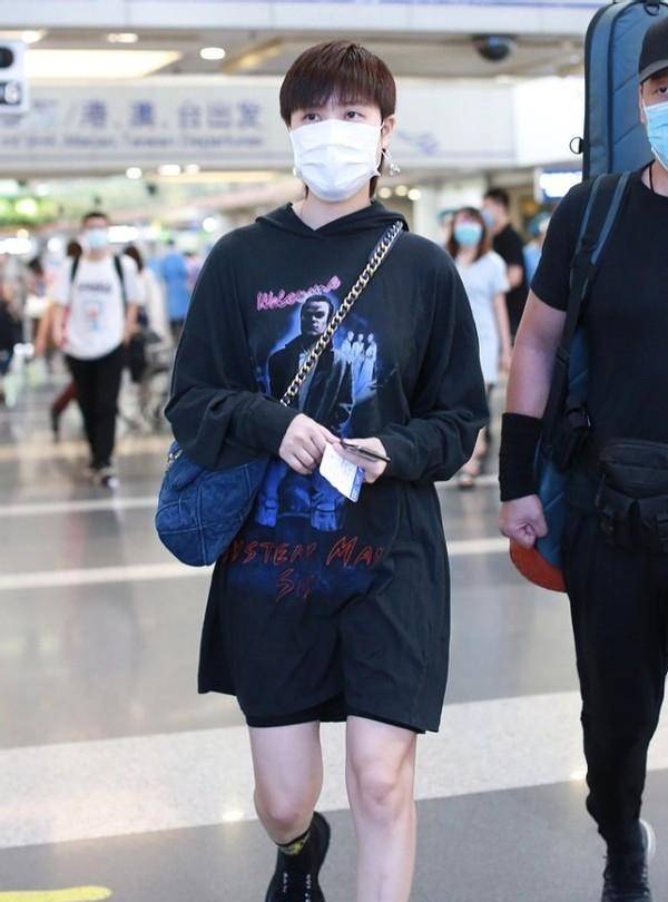 黑色|李宇春的175身高真不白给，穿长大衣飘逸又帅气，气场太强了