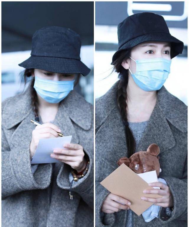 娄艺潇|娄艺潇身材还挺好，穿得鼓鼓囊囊也不显胖，手拿玩偶太可爱
