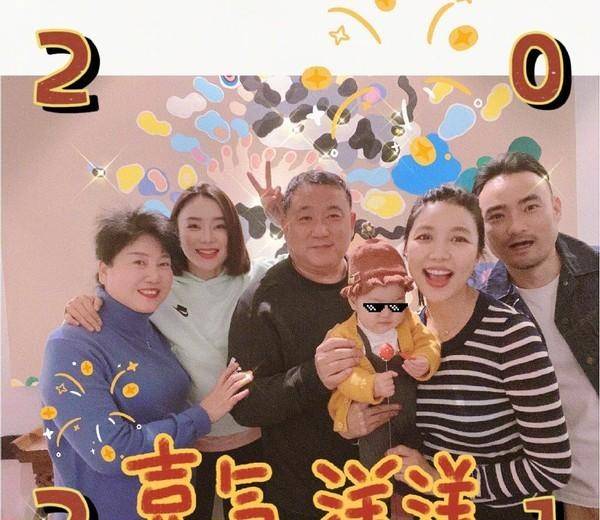 黑色|袁姗姗晒一家子照片,爸妈同框太有夫妻相,她嘟嘴比耶像小女孩