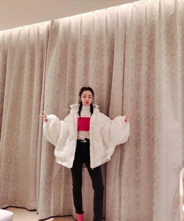身材|薇娅不愧是做过女团的，身材太好了，穿白色长羽绒服都不显臃肿