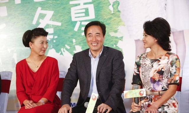 颜色|别看闫学晶总演“农村妇女”，但气质却很优雅，穿大红色也不俗气