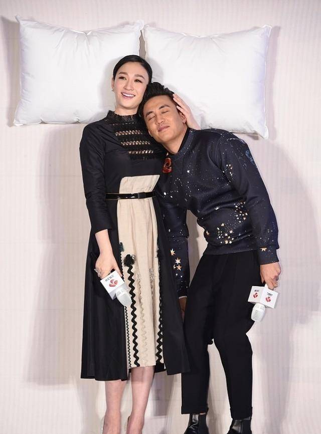 曲线|李小冉这样的女人真厉害，这么紧的裙子也穿得进，好身材真没藏住