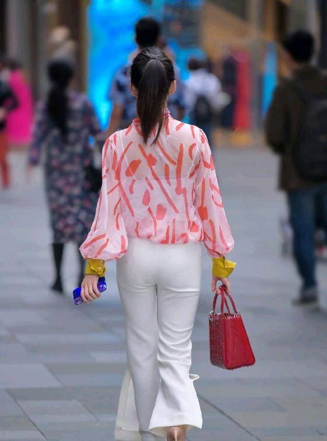 美得|用好一字肩、破洞和印花等时尚元素，让你美得时髦个性、优雅大方