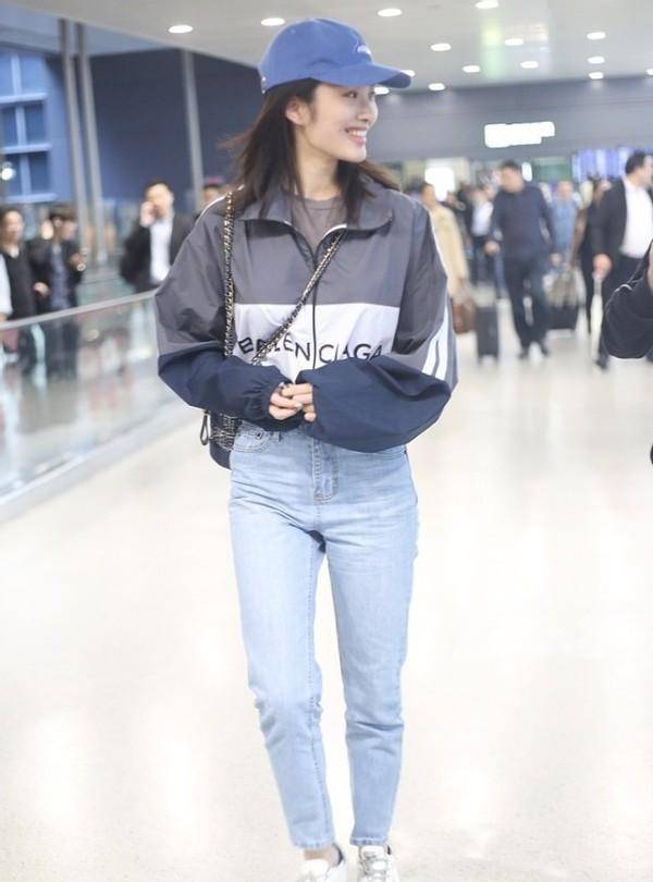 建议|杨采钰戴墨镜酷似刘亦菲，私下穿牛仔裤配棉服走机场，随性又自然