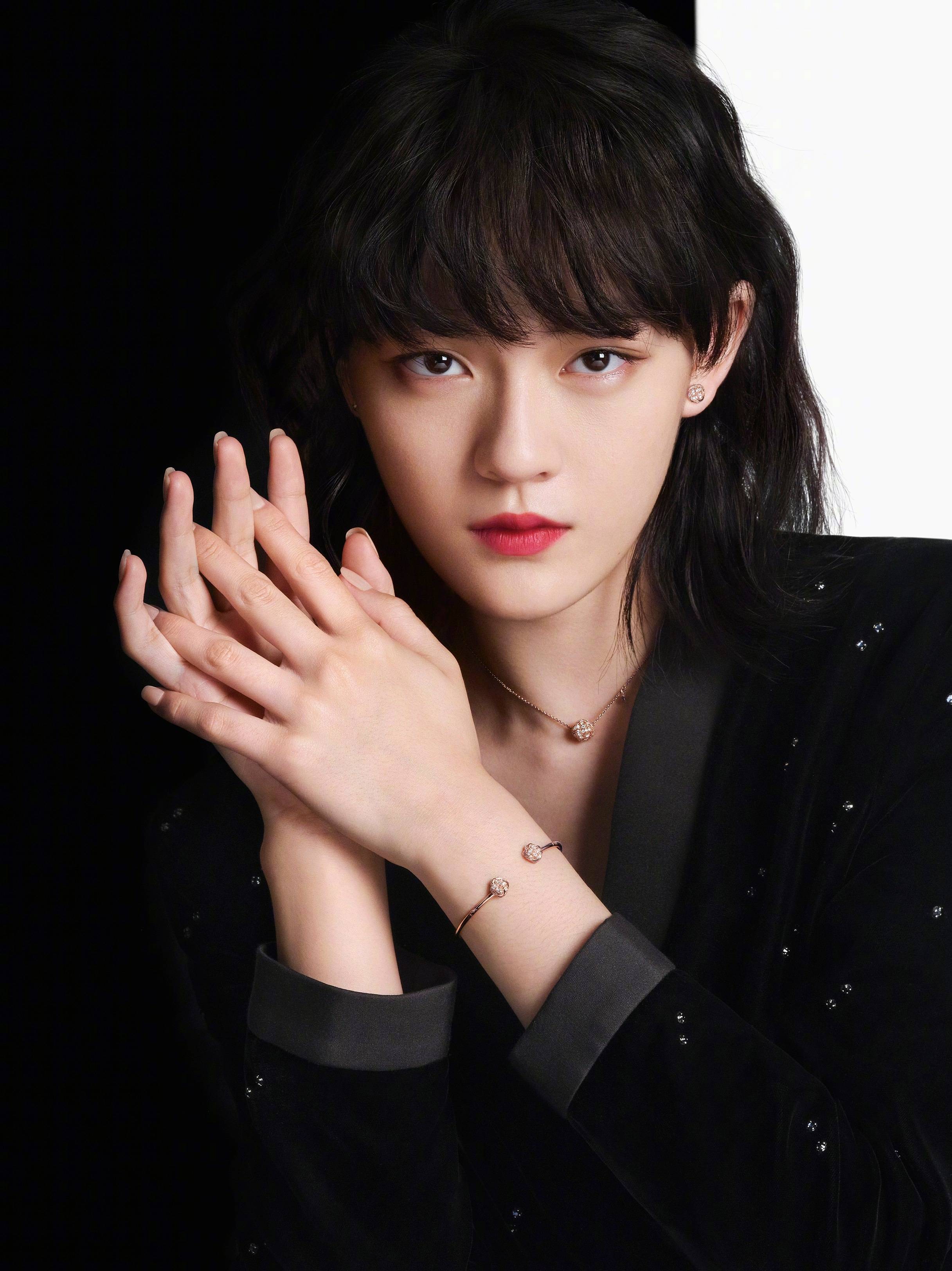 文淇穿优雅套装尽显高级感 面容精致演绎复古优雅