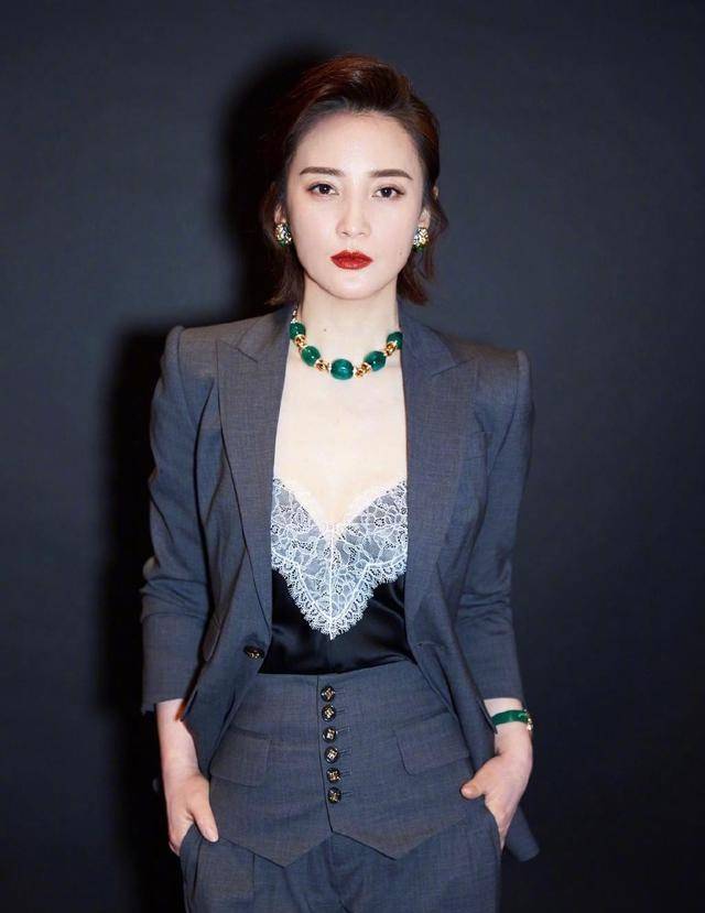 黑色|蒋勤勤真是越活越年轻了,穿牛油果西装走机场,小清新穿搭太减龄