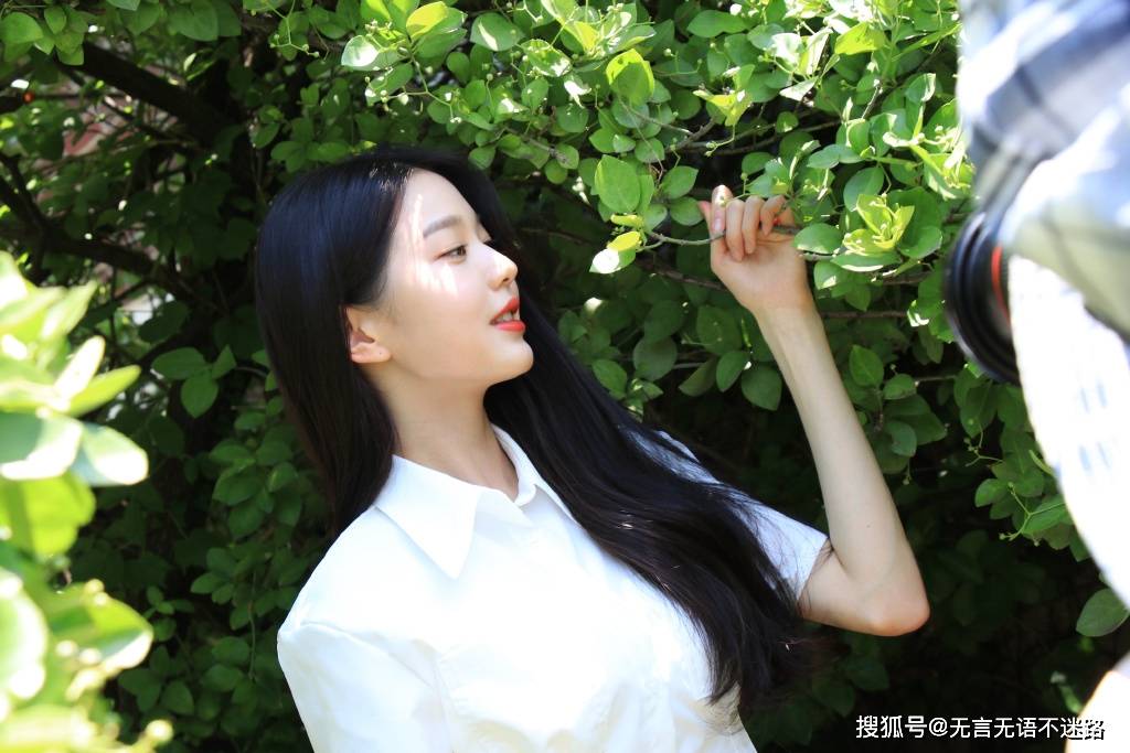 张元英|韩国女歌手张元英，白衫牛仔裤穿搭，户外阳光下清纯迷人
