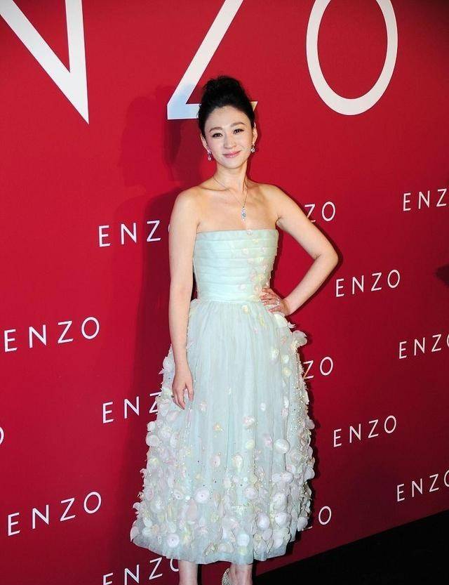 曲线|李小冉这样的女人真厉害，这么紧的裙子也穿得进，好身材真没藏住