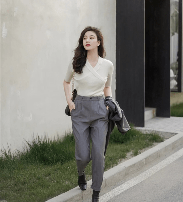 黑色|黑白灰很有“烟火气”，随性混搭时髦又接地气