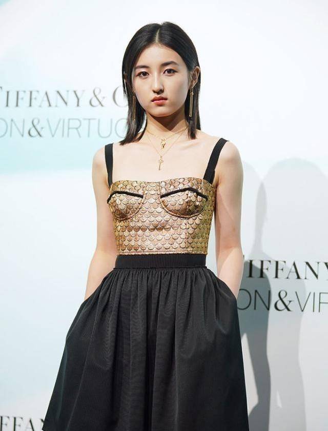 设计|别看张子枫年纪不大，但穿上“鱼鳞裙”也挺有气场，挺有大人样的