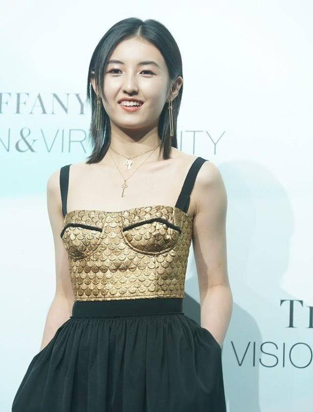 设计|别看张子枫年纪不大，但穿上“鱼鳞裙”也挺有气场，挺有大人样的