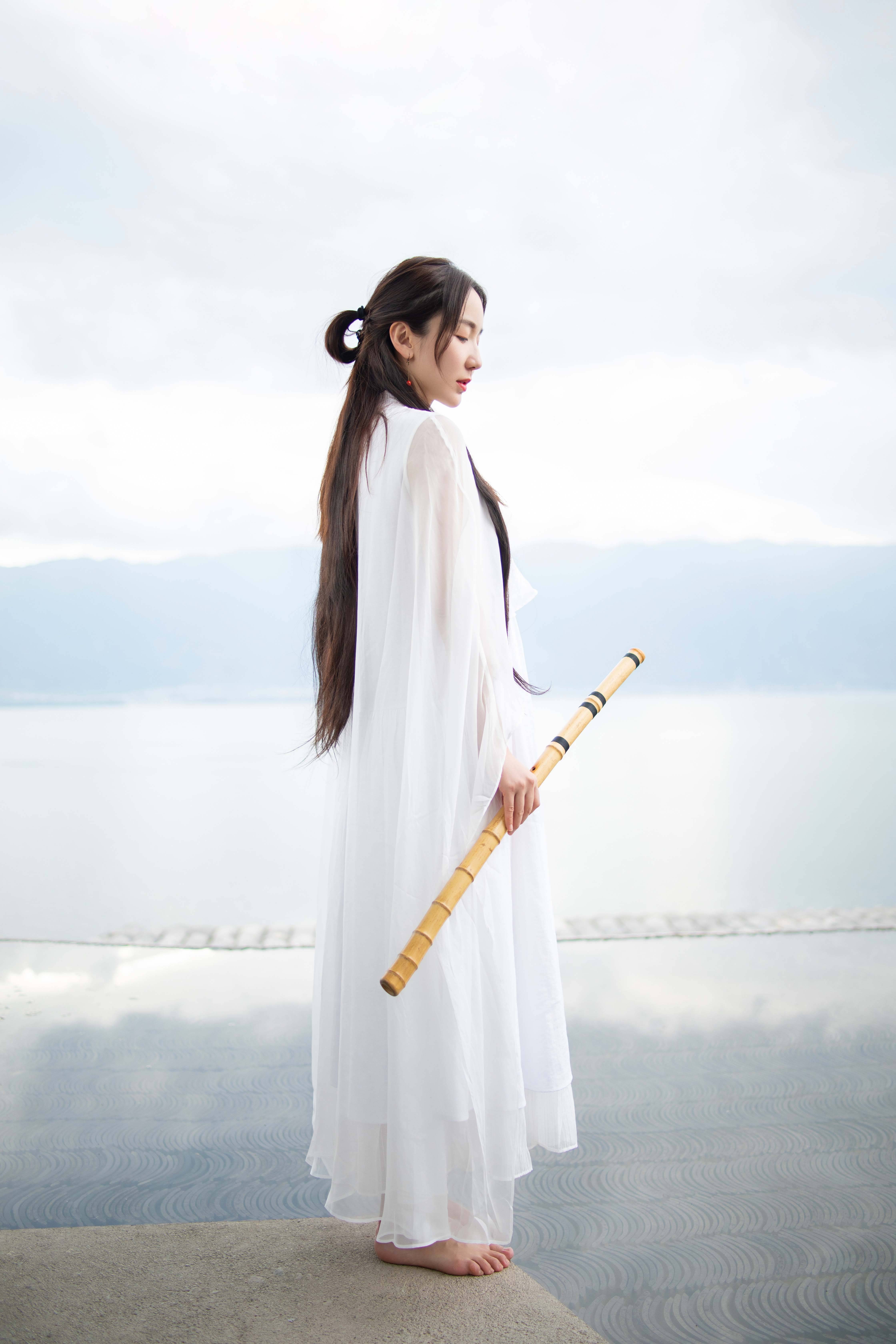 娄艺潇武侠风大片曝光 执箫而立宁静悠远