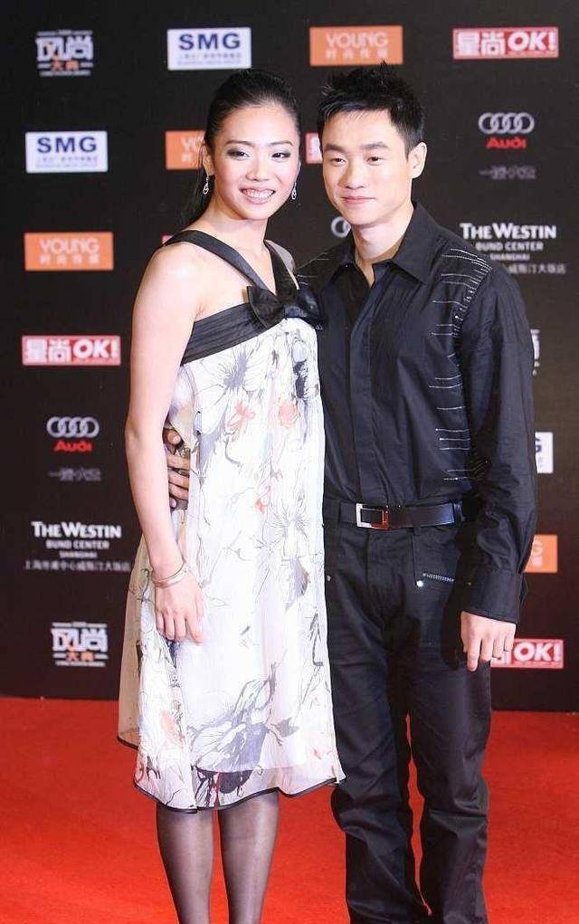 身材|体操冠军杨威的妻子不愧也是运动员，身材保持得真好，看不出赘肉