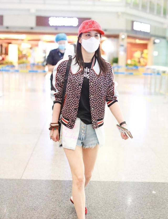 黄圣依|黄圣依真会扮嫩，羊羔绒夹克配牛仔裤清爽减龄，哪像俩孩子的妈