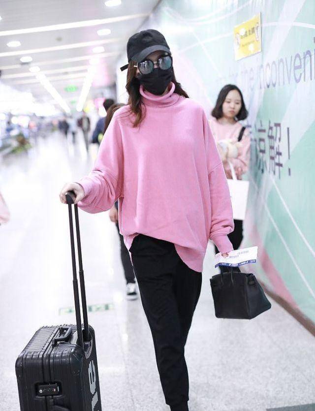 马尾|唐嫣真挺会扮嫩的，穿粉色运动服还扎双马尾，跟大学生没啥区别
