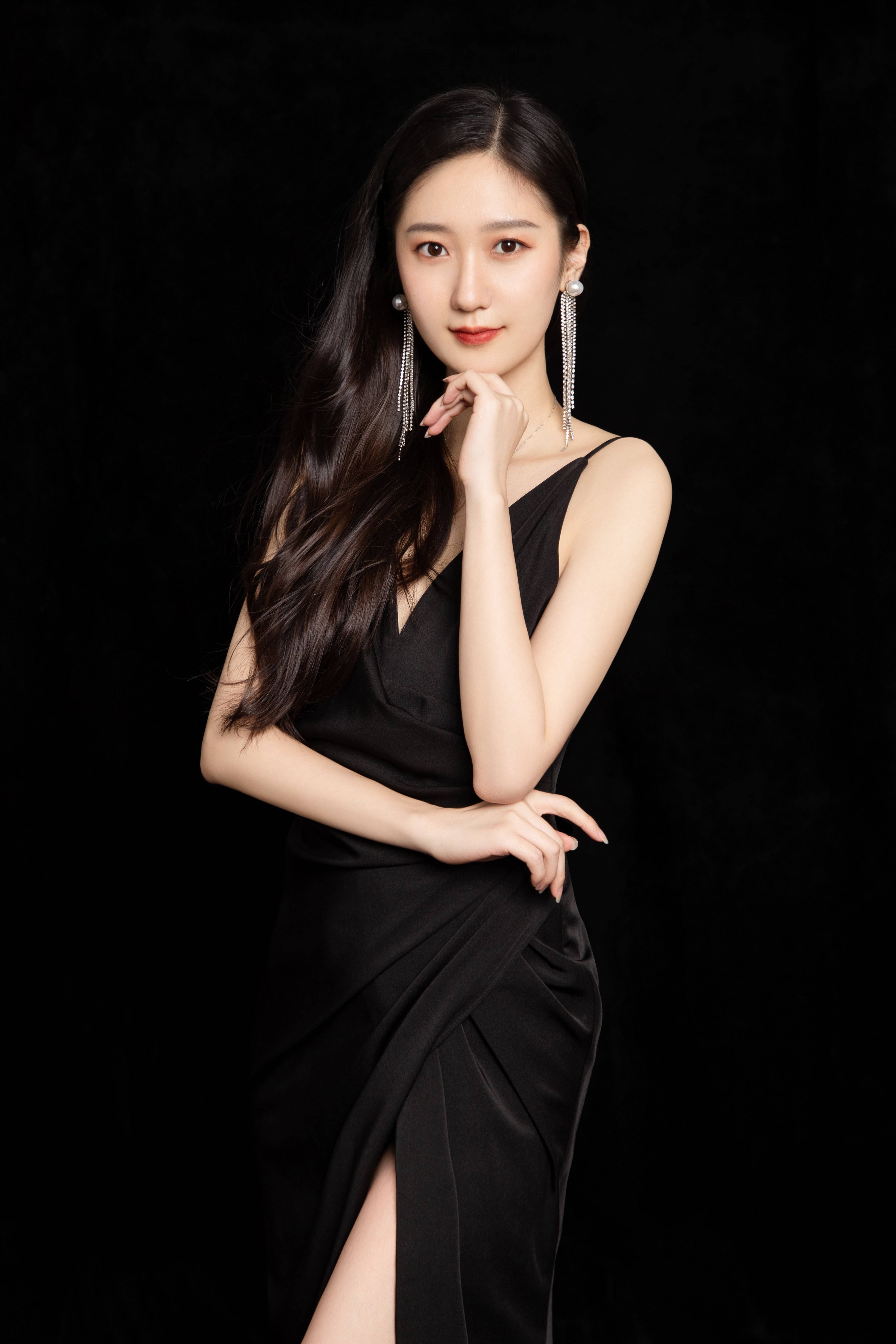 陈岩2021时尚写真,质感黑裙大片,性感来袭