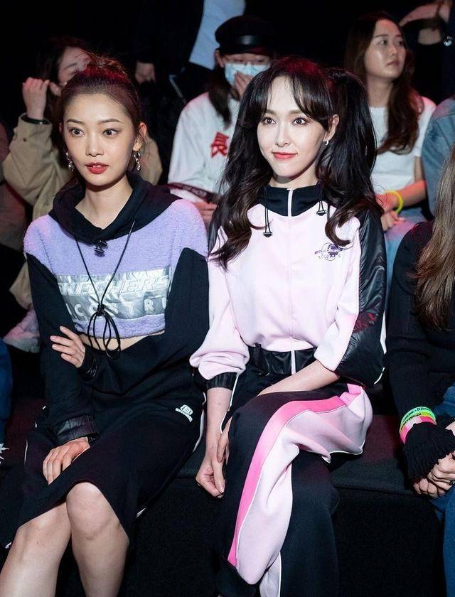 马尾|唐嫣真挺会扮嫩的，穿粉色运动服还扎双马尾，跟大学生没啥区别