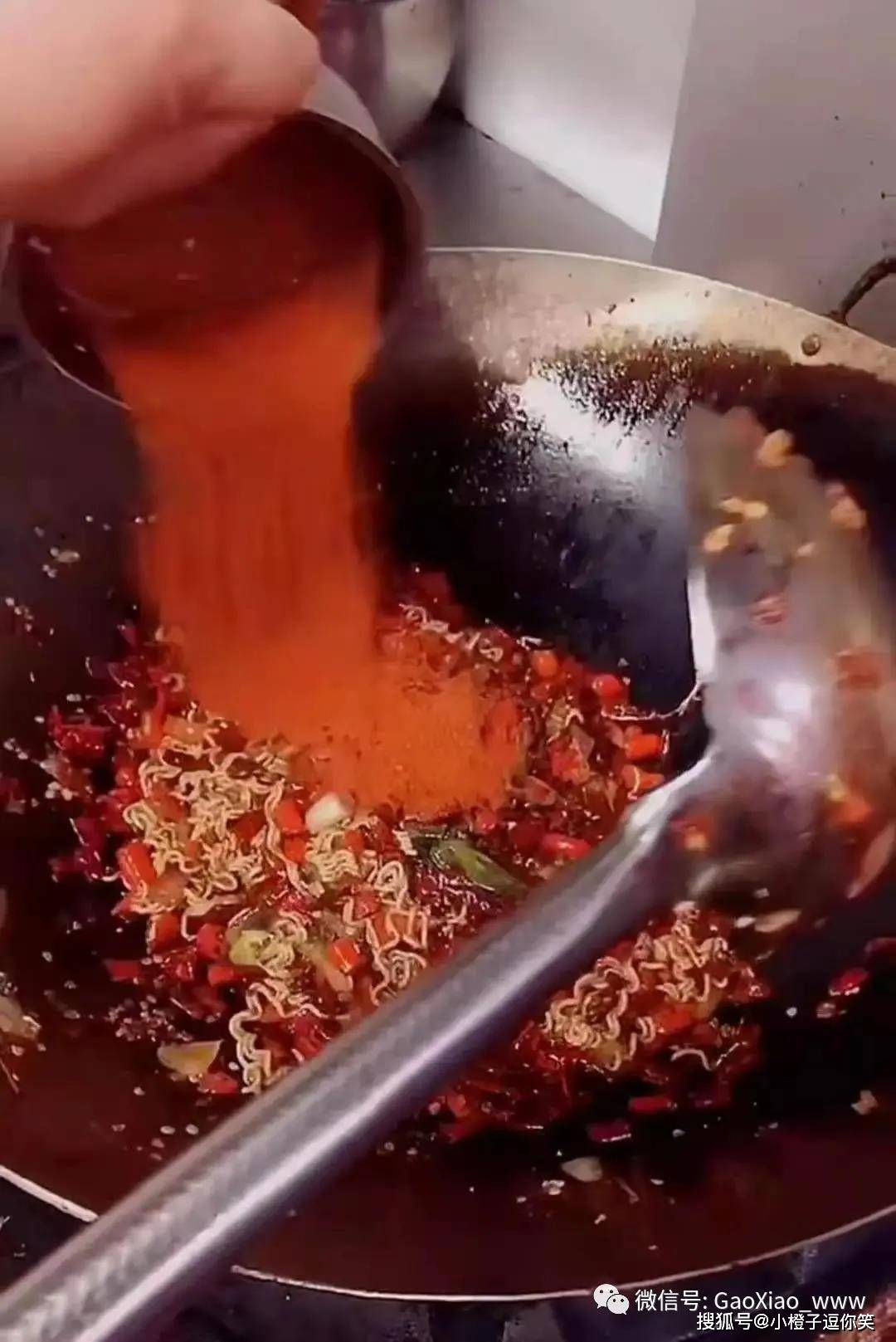 搞笑圖片：千萬不要穿肉色的上衣蹲著，尤其是操場上。 搞笑整蠱 第6张