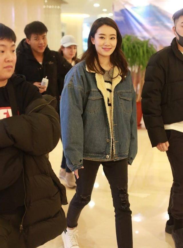 张小斐|张小斐私底下挺接地气的，一身牛仔装扮清爽休闲，火了也不骄躁