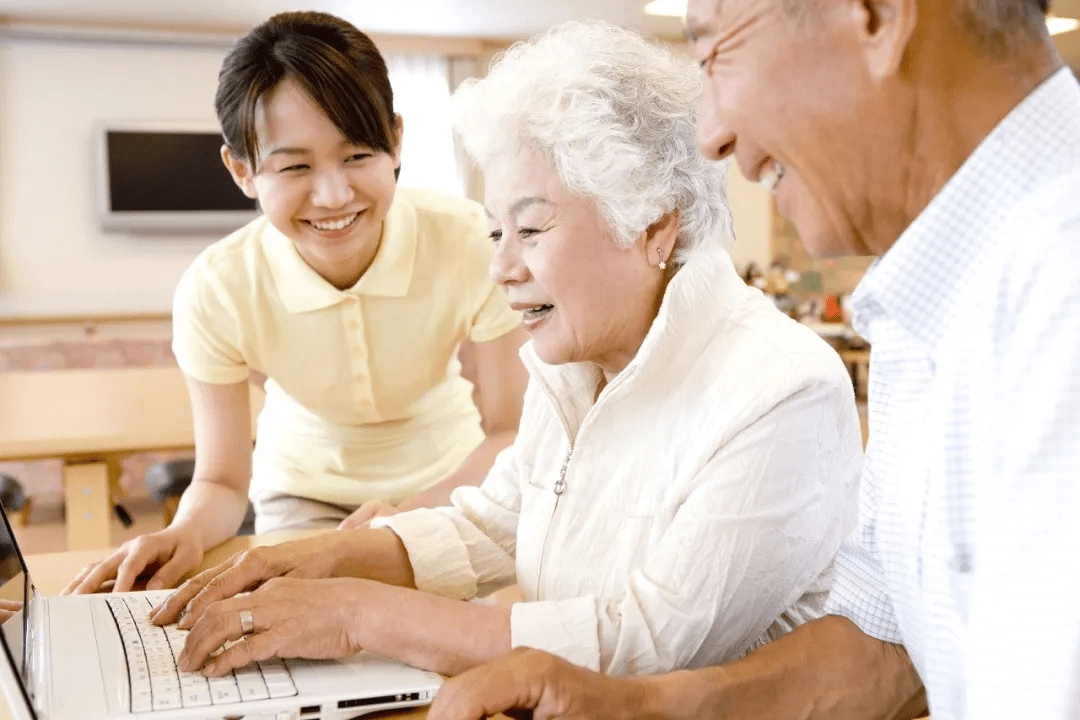 新华保险开展银发驿站智慧相伴柜面窗口老年人智能服务关爱活动