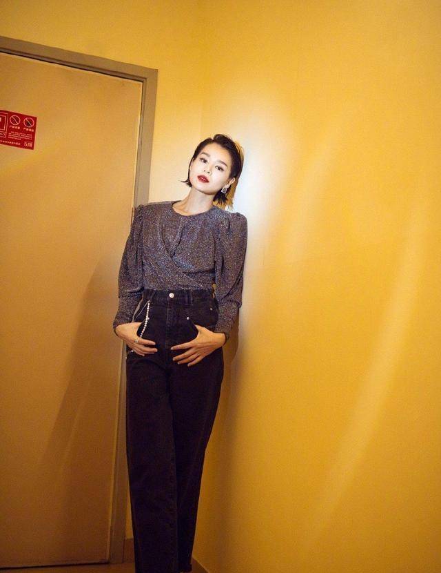 黑色|胡杏儿为捞金挺7月孕肚走机场，轻装上阵有经验，看不出是第三胎