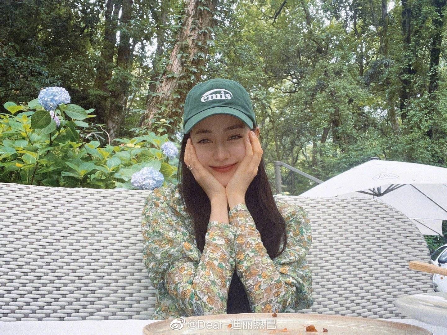 毛衣|比起被刷屏的上头吻戏,我更种草迪丽热巴的可甜可盐的穿搭