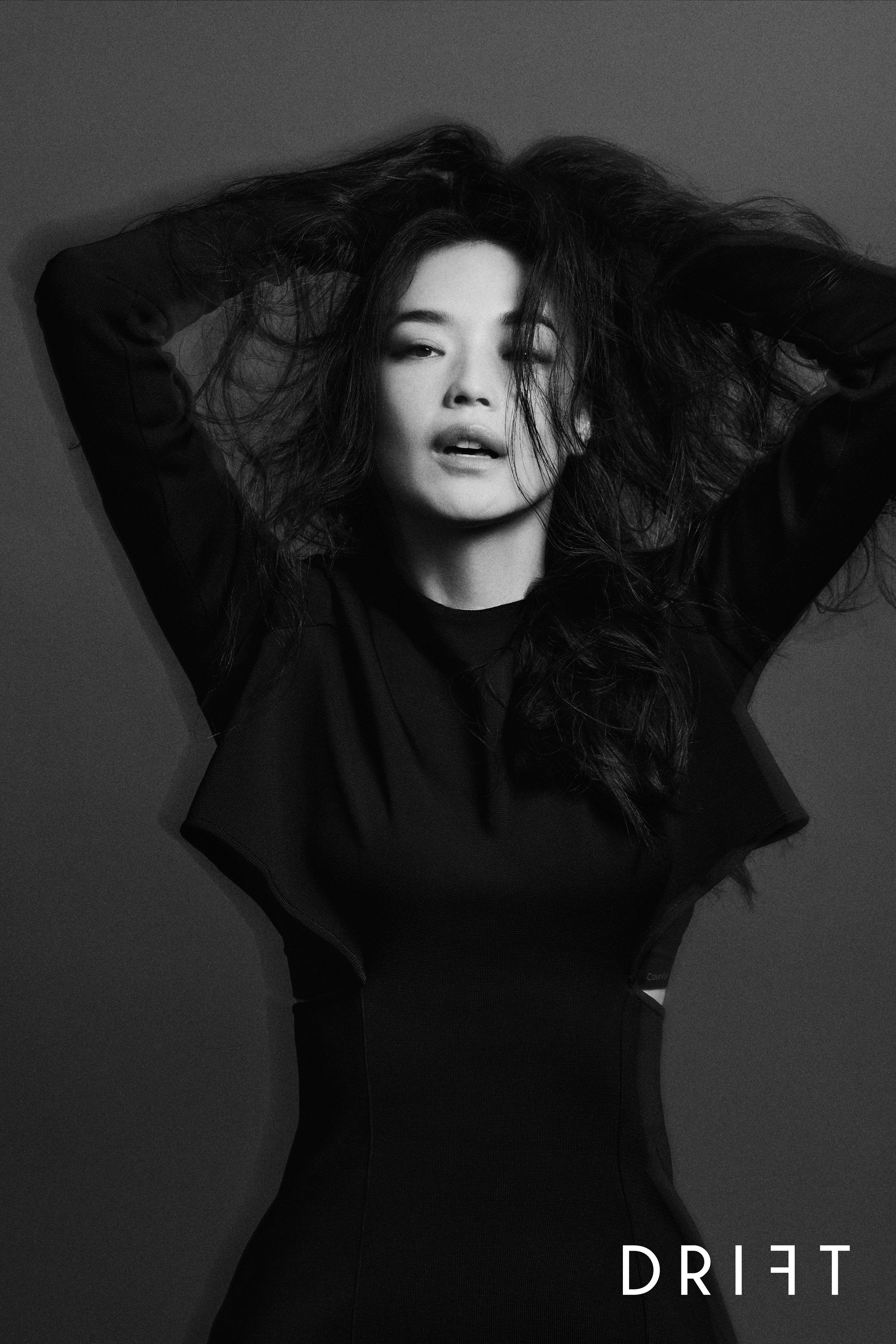 上海大秀：迪麗熱巴黑白搭配簡約時髦，舒淇黑色皮裙復古慵懶 - 頭條匯