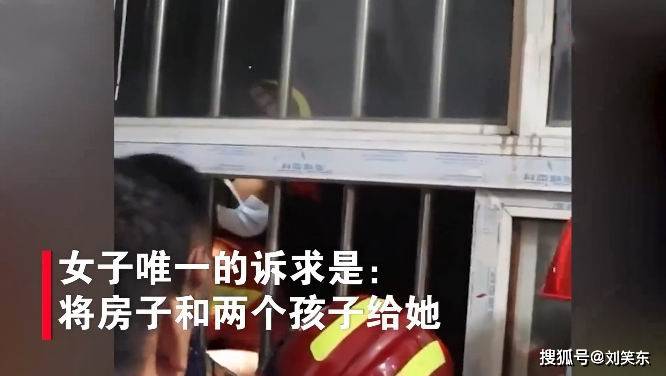 生下|女子生下二胎后孩子没人带，情绪失控欲跳楼，网友：做女人太难了