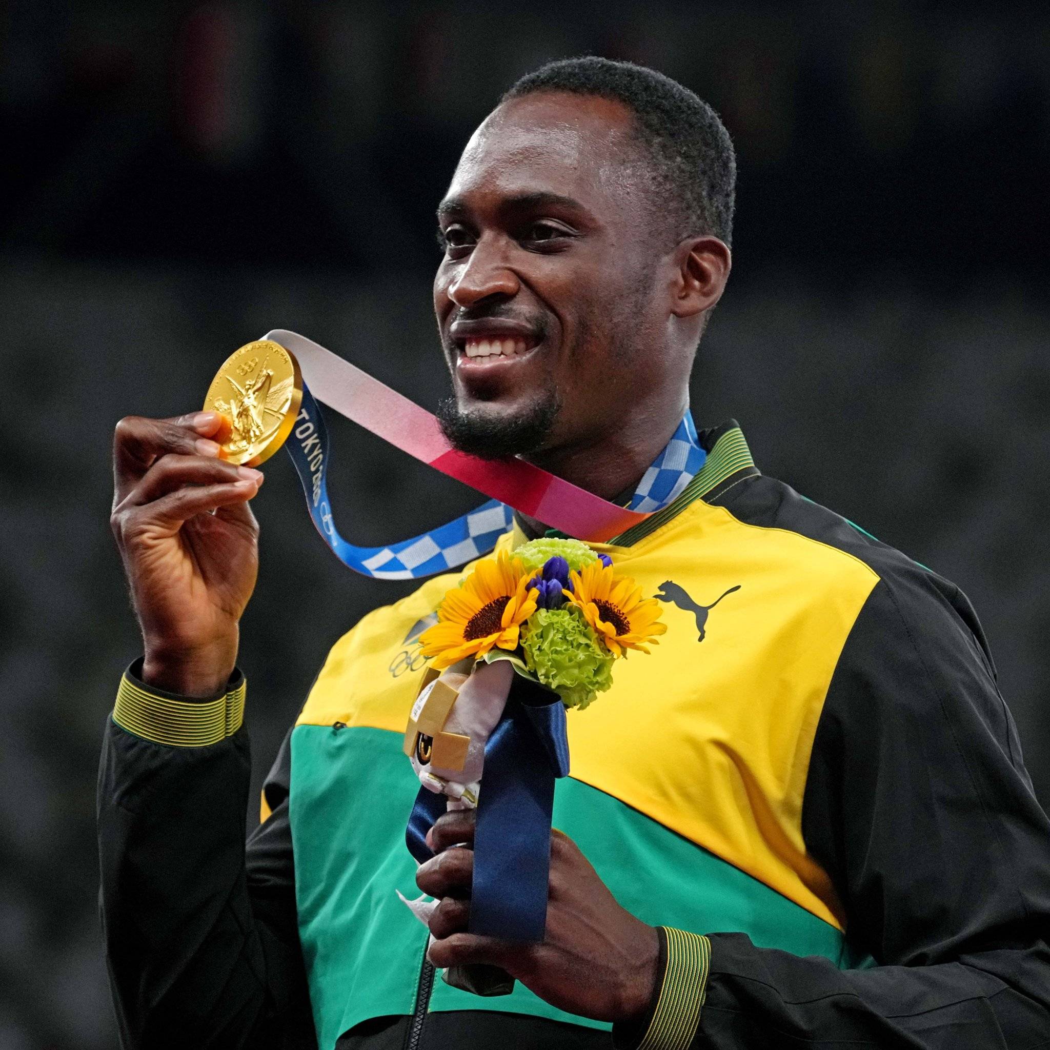 东京奥运会男子110米栏决赛,他战胜了美国名将,夺冠热门霍洛威,以13秒