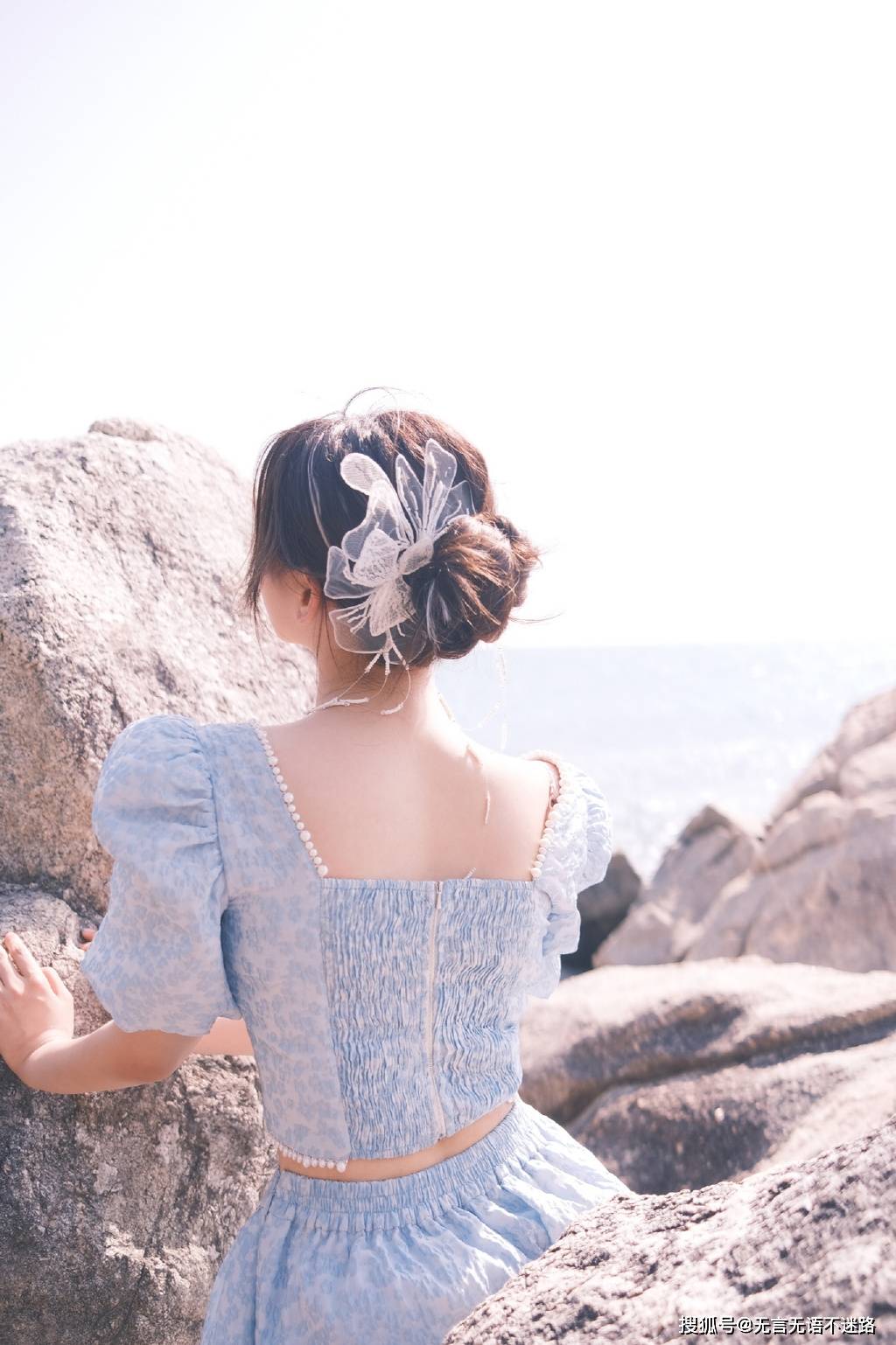 林木|杨超越,户外林木间,甜美可人清新养眼