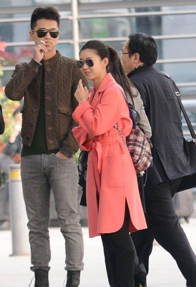 王雷|王雷和妻子李小萌真恩爱，两人都是一身黑的打扮，不愧是一家子