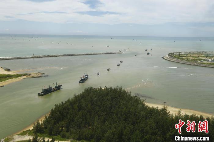 南海伏季休渔结束 三亚渔船占地利先入渔场开捕