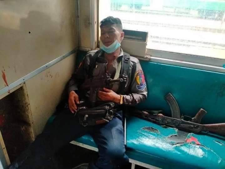 缅甸警察部队火车上遇袭,为何没有有效还击,武器并不适合警用