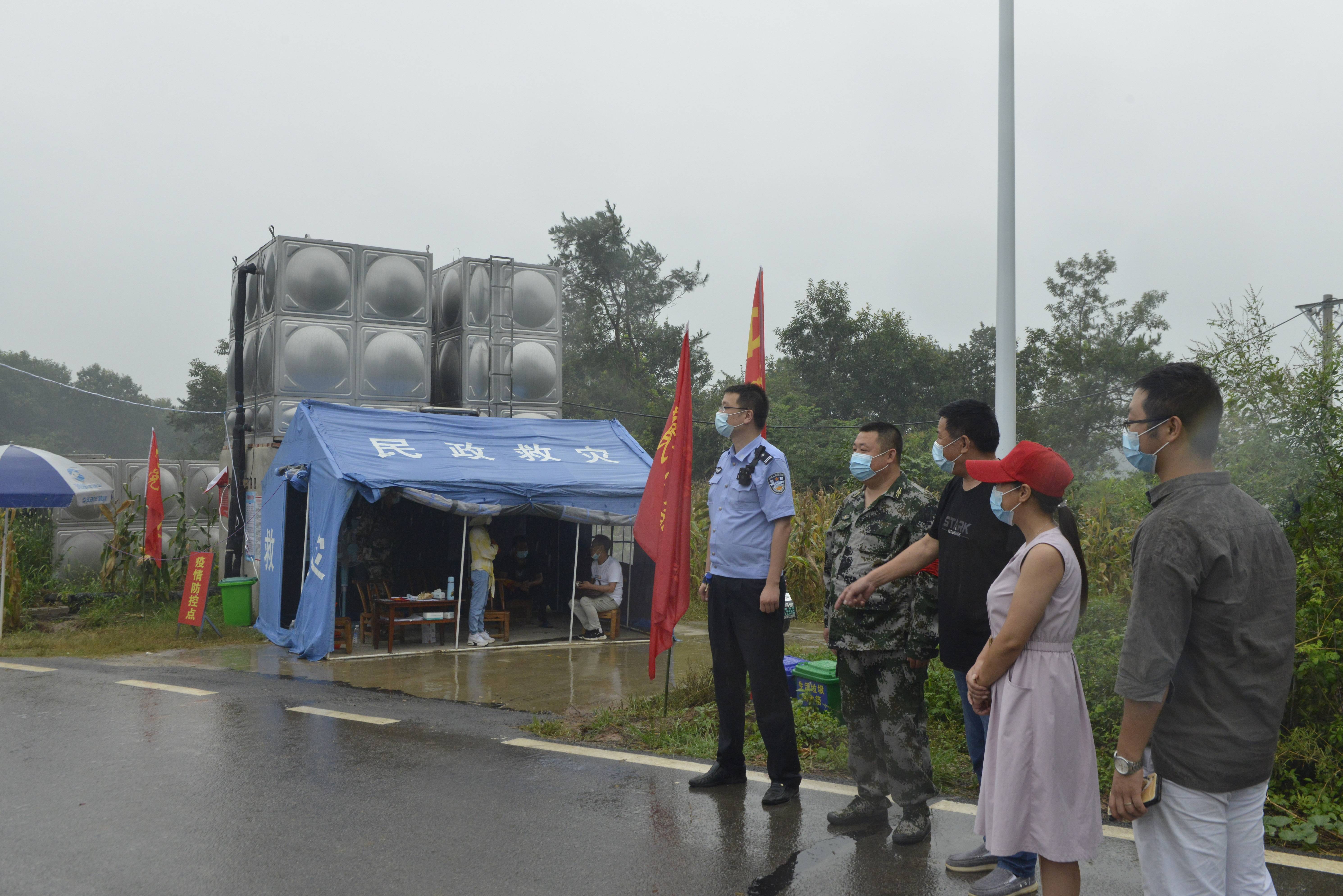 闯关人口_警民携手6名“偷渡”人员闯关卡被隔离