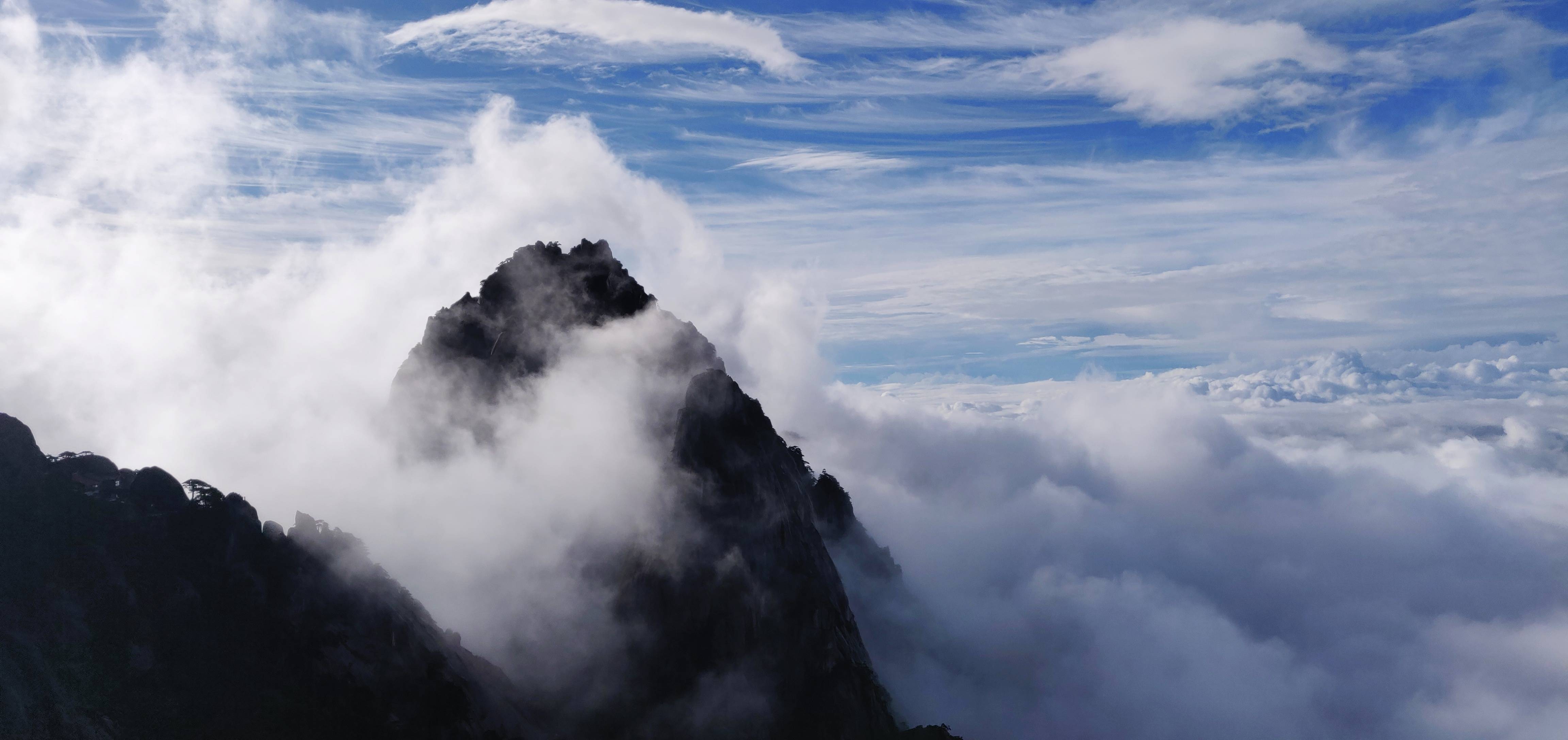 黄山风景区雨后放晴 远山黛石如诗如画