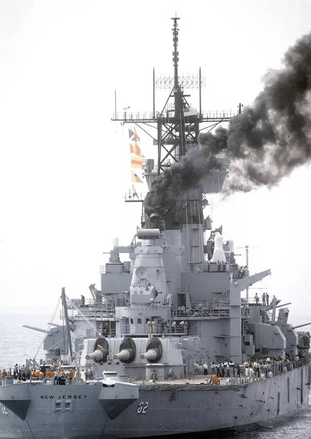 美军战列舰主炮开火震撼现场 炮弹个头巨大而威力无比