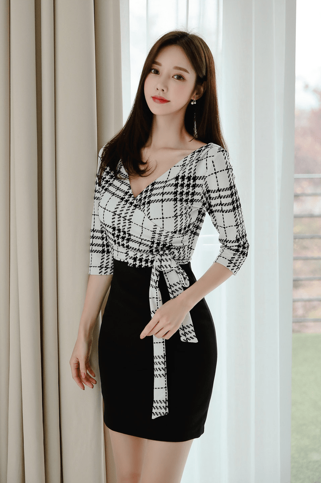 玻璃|女神孙允珠时尚写真：朦胧水雾玻璃浅灰格纹拼色裙
