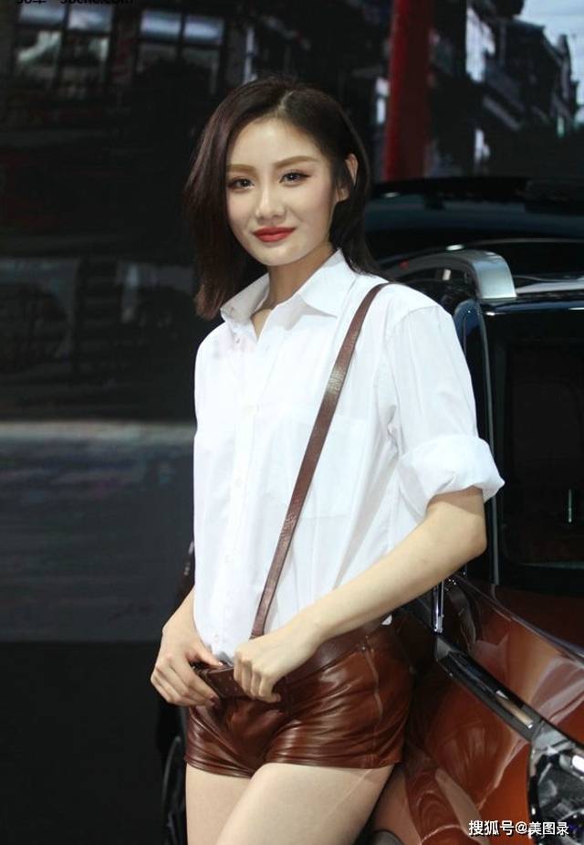 超短裤大长腿高挑美女车模