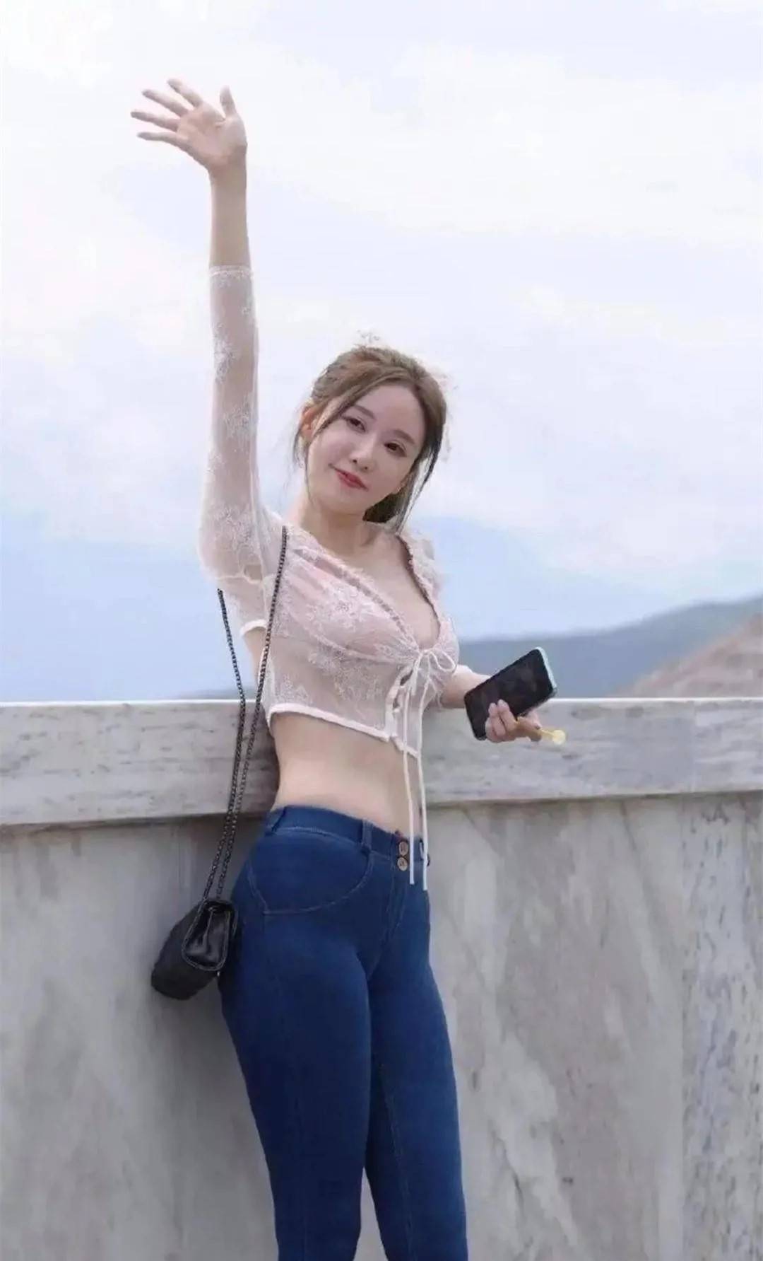显得|V领露脐上衣搭配紧身牛仔裤，简约大气，女神范十足！