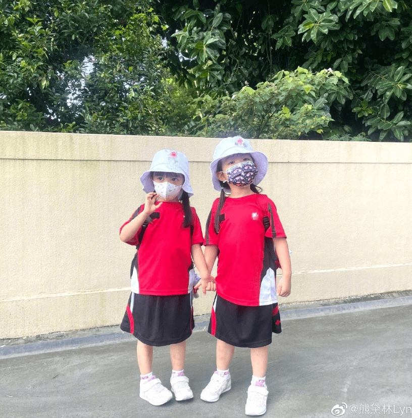家长|熊黛林晒双胞胎女儿上学照，牵手同行超可爱，孩子一年学费12万！