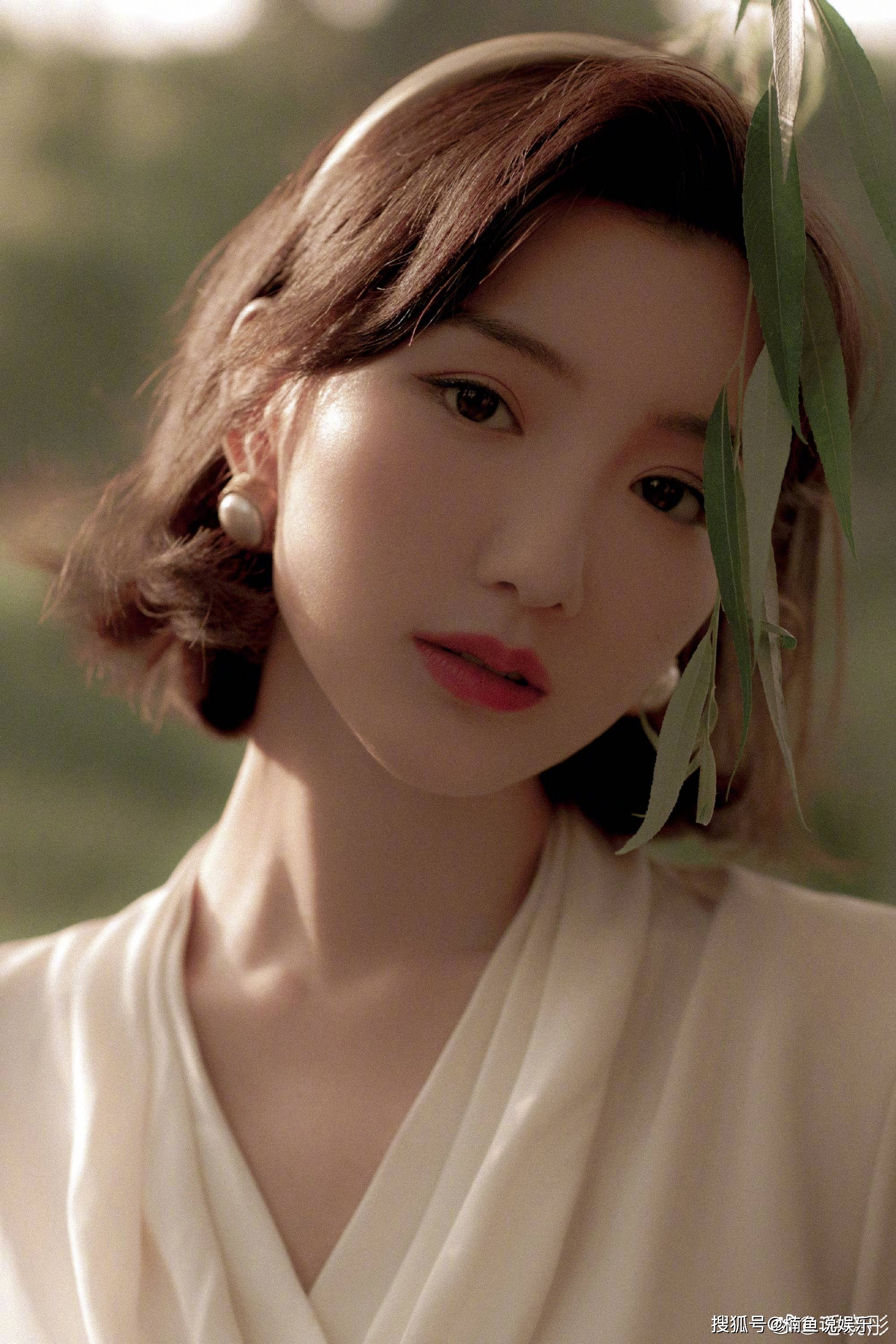 年代|毛晓彤复古写真太美了!90年代厂花既视感,氛围感穿搭美得过分