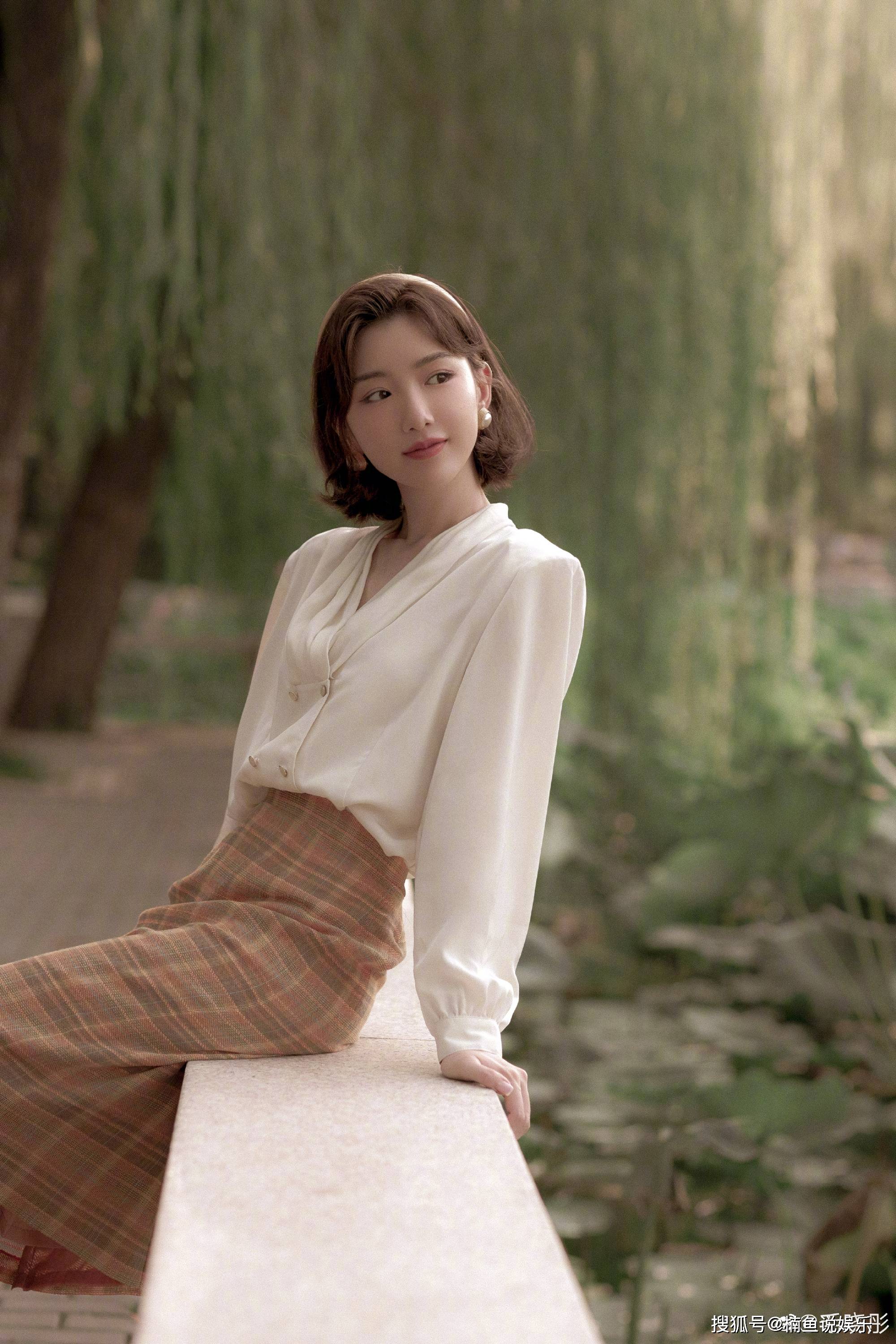 年代|毛晓彤复古写真太美了!90年代厂花既视感,氛围感穿搭美得过分