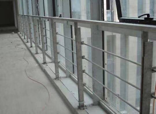 周期和确保质量安全的不锈钢生产企业进行不锈钢栏杆扶手立柱的生产