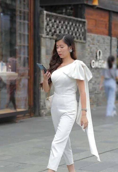 女神|美丽自信的瑜伽裤穿搭增添女神气质，显得性感动人，淡雅大方